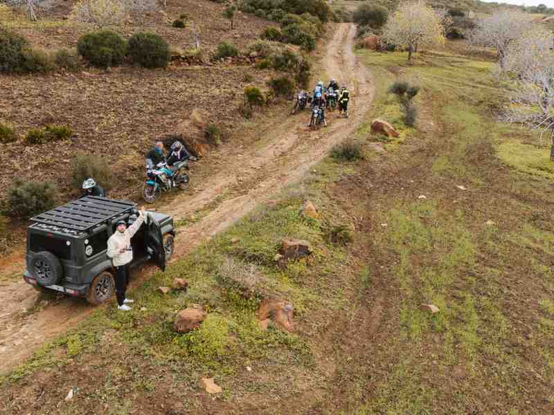 Road trip moto à plusieurs sur une piste au Maroc avec véhicule d’assistance